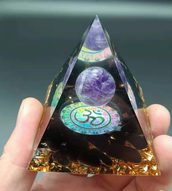 Crystal Chip Resin Pyramid - E / 1PC