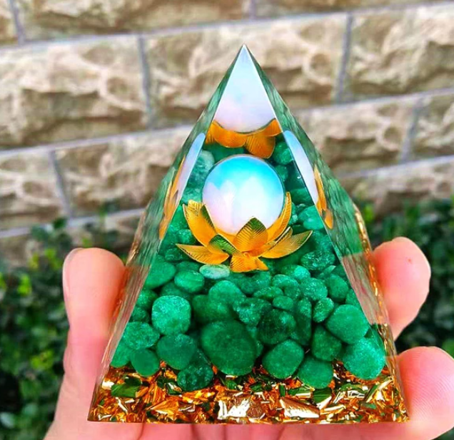 Crystal Chip Resin Pyramid - Sapphire white lotus / 1PC