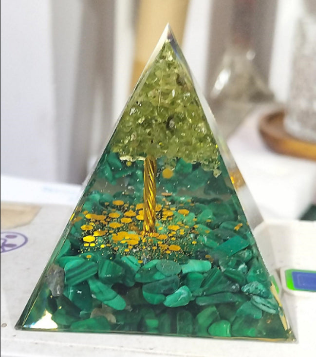 Crystal Chip Resin Pyramid - Green tree / 1PC